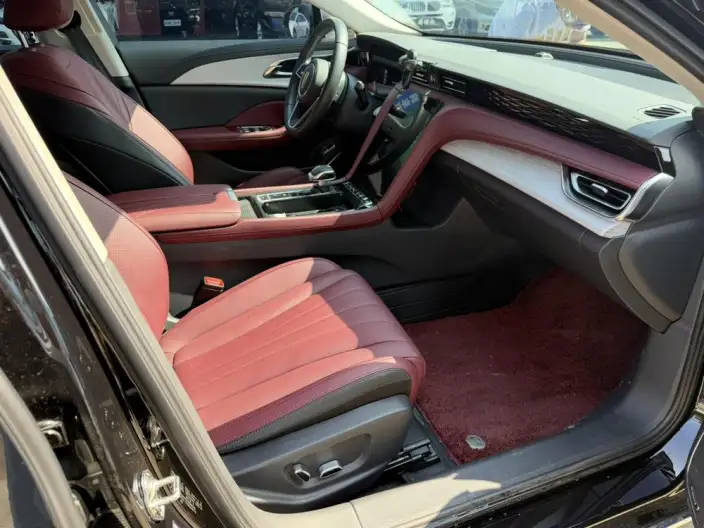 Hongqi H5 2025 Model 2.0T Automatic Flag Enjoy Edition