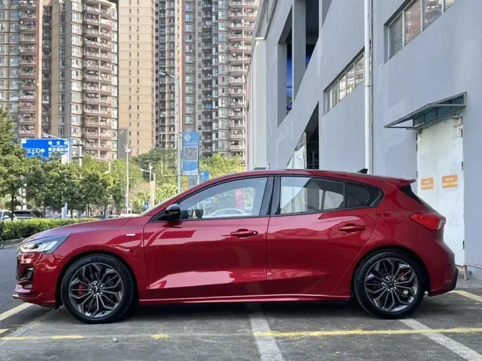 Ford Focus 2022 Model Hatchback EcoBoost 180 Automatic ST Line – фото 4