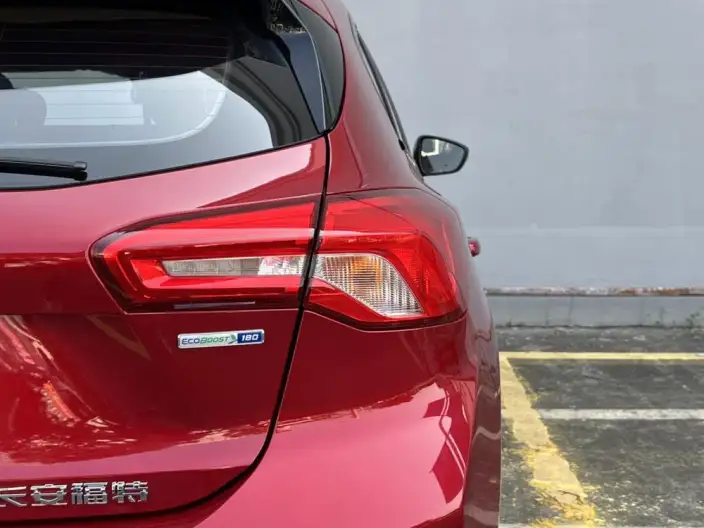 Ford Focus 2022 Model Hatchback EcoBoost 180 Automatic ST Line – фото 9