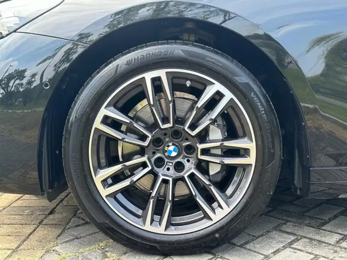 BMW 5 Series 2026 Model 530Li Leading Model M Sports Set – фото 9