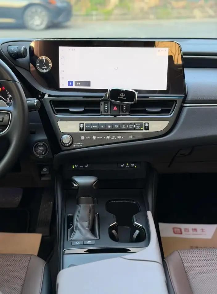 Lexus ES 2022 Model 300h Premium – фото 6