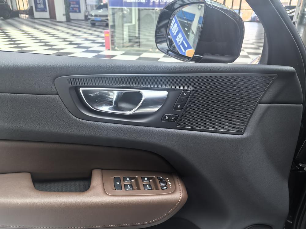 Volvo XC60 2023 B5 AWD Intelligent Far Luxury – фото 7