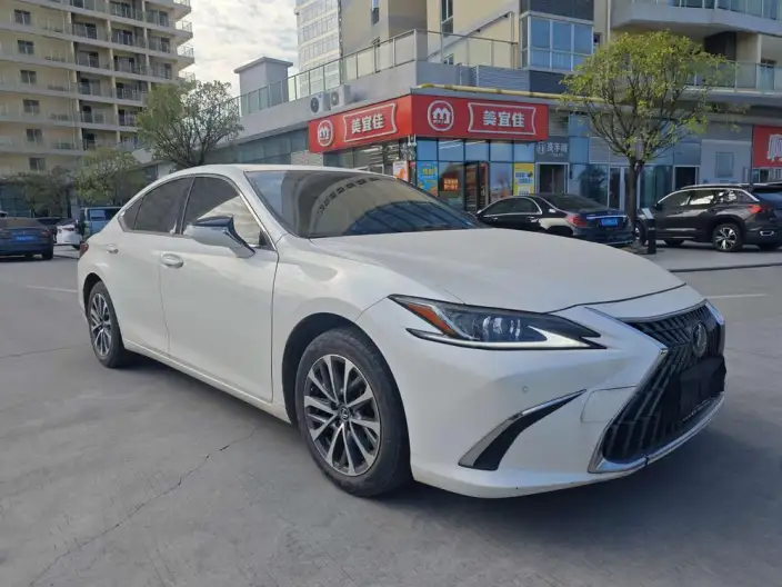 Lexus ES 2020 Model 200 Deluxe Edition China VI