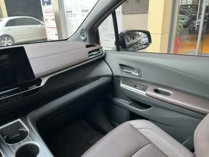 Toyota Sienna 2023 Model Hybrid 2.5L Platinum edition – фото 10