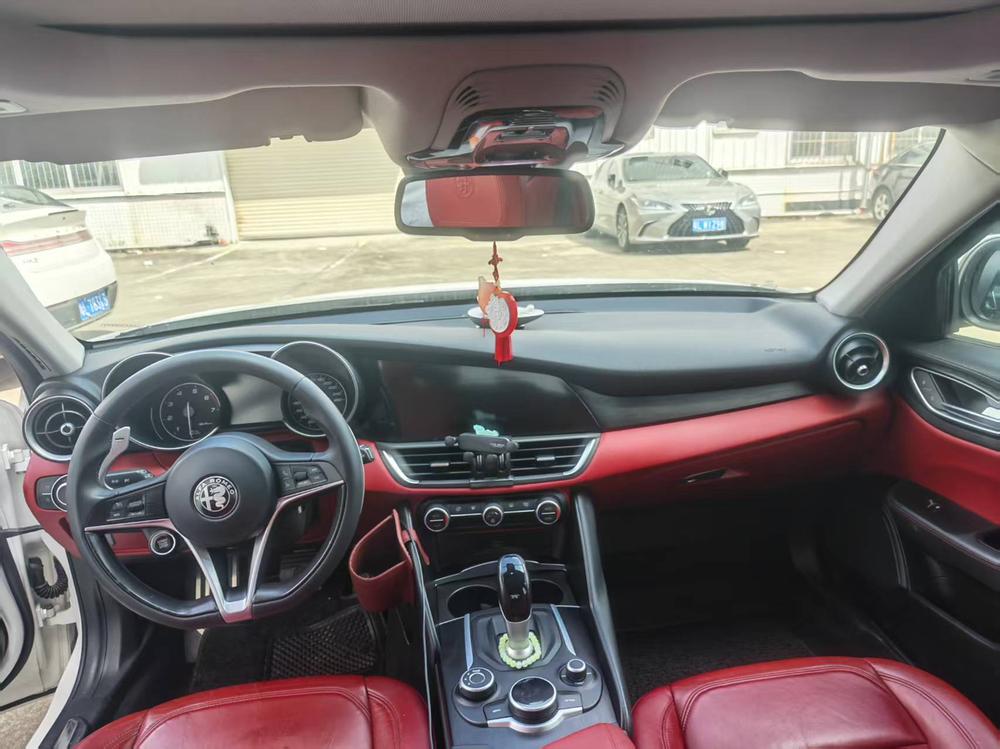 Alfa Romeo Giulia 2017 2.0T 200HP Luxury – фото 6