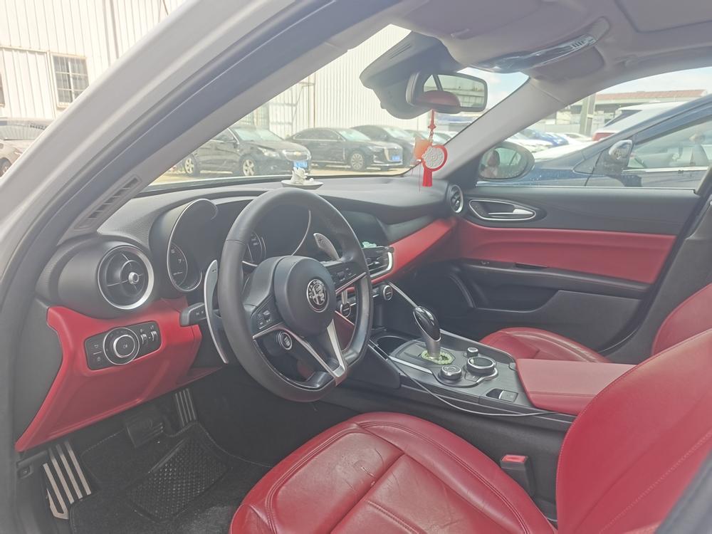 Alfa Romeo Giulia 2017 2.0T 200HP Luxury – фото 9