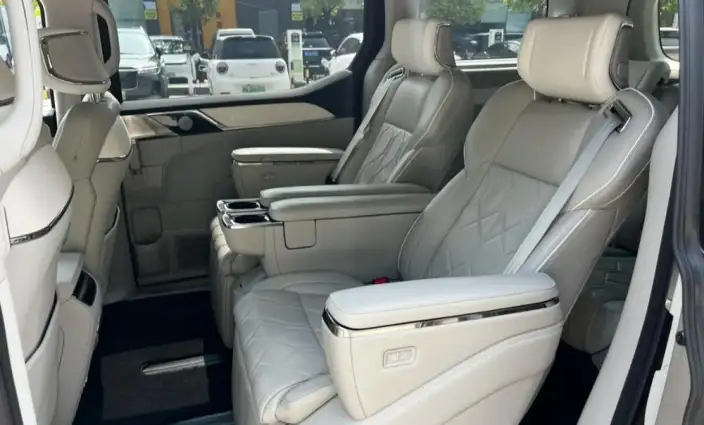 Volvo EM90 2025 Model Ultra VI seat – фото 9
