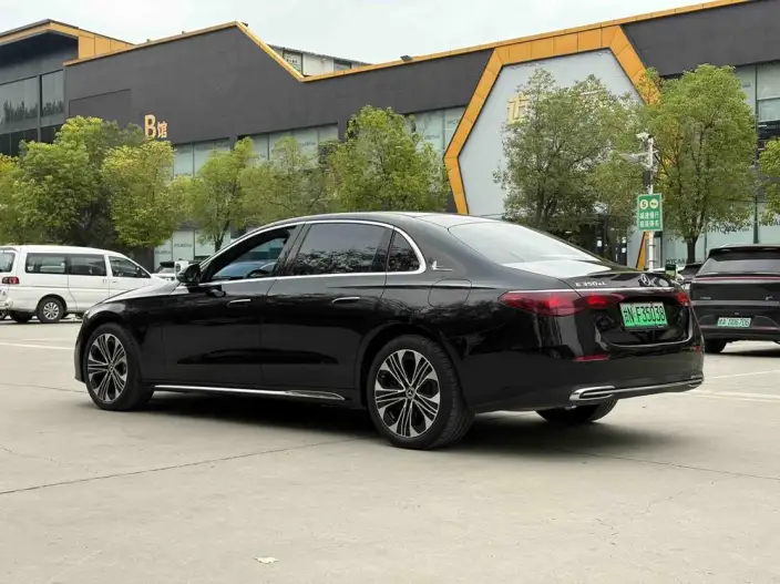 Mercedes-Benz E-Class PHEV 2024 Model E 350 e L sedan – фото 4