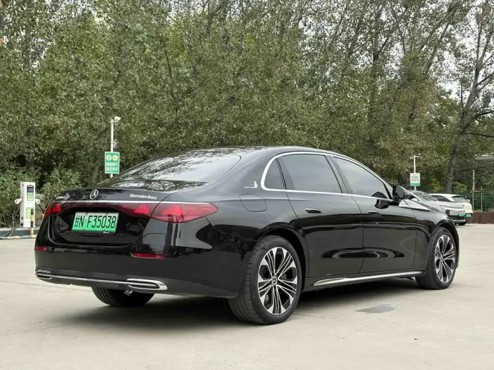 Mercedes-Benz E-Class PHEV 2024 Model E 350 e L sedan – фото 6