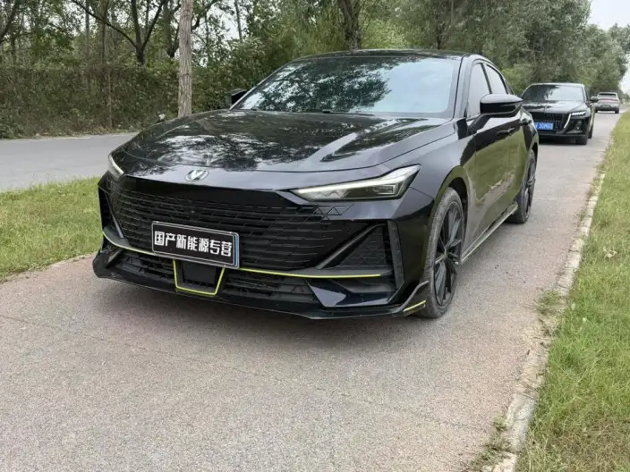 Changan UNI-V 2023 Model 1.5T Sports Edition – фото 1