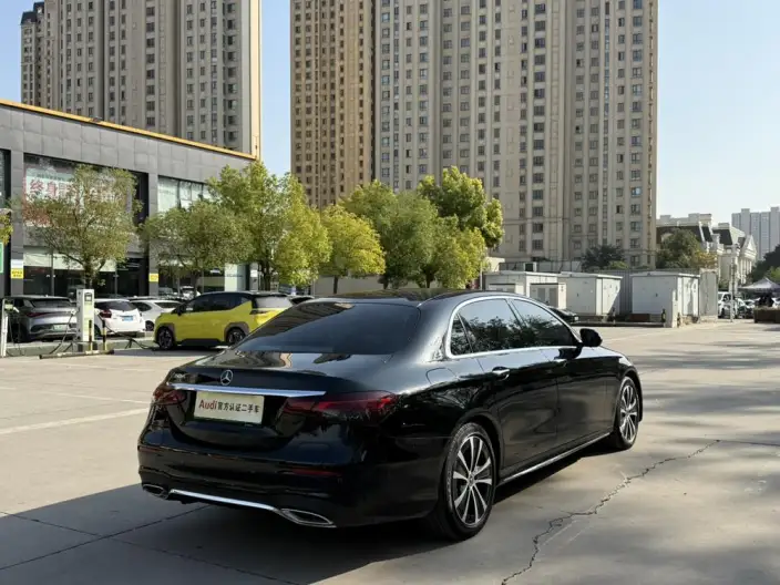 Mercedes-Benz E-Class PHEV 2023 Model E 350 e L Sports sedan – фото 6
