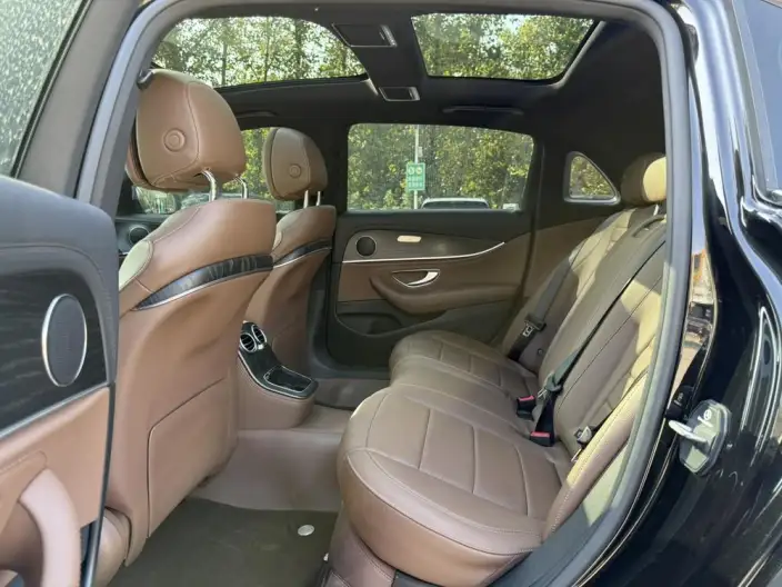 Mercedes-Benz E-Class PHEV 2023 Model E 350 e L Sports sedan – фото 10