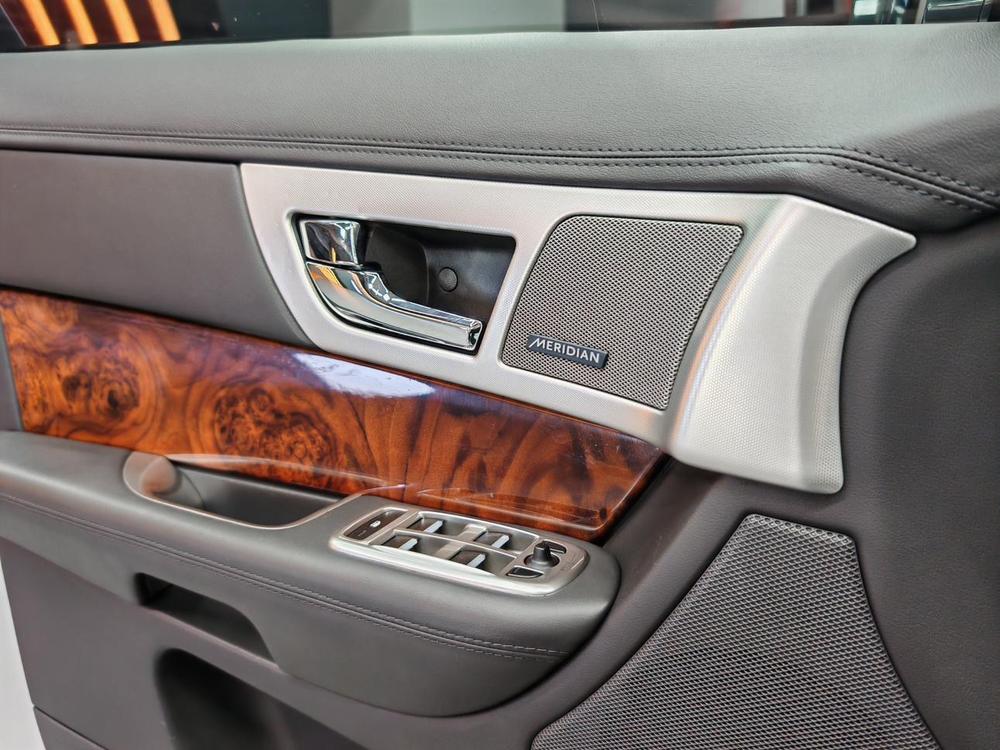 Jaguar XF 2015 модификация XF 2.0T Sportbrake Deluxe Edition – фото 16