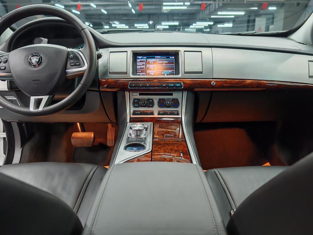 Jaguar XF 2015 модификация XF 2.0T Sportbrake Deluxe Edition – фото 17