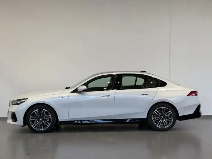 BMW 5 Series Imported 2024 Model 525i M Sports Set – фото 3