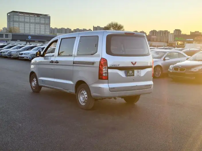 Wuling Hongguang V 2021 Model Facelift 1.5L Manual Jinxiang Edition – фото 4