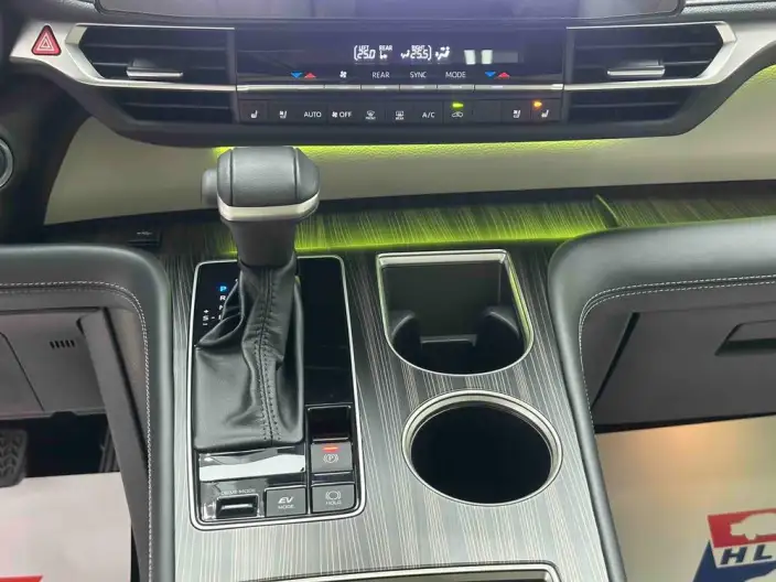 Toyota Sienna 2024 Model Hybrid 2.5L 4WD Premium Edition – фото 8