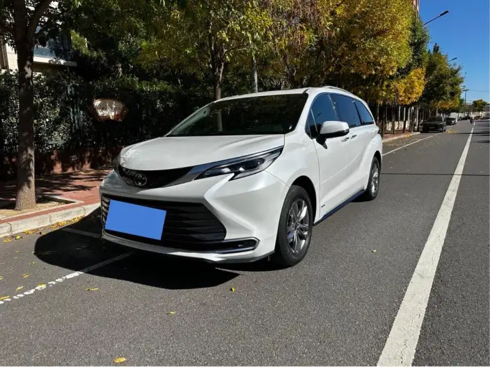 Toyota Sienna 2024 Model Hybrid 2.5L 4WD Deluxe Edition – фото 1