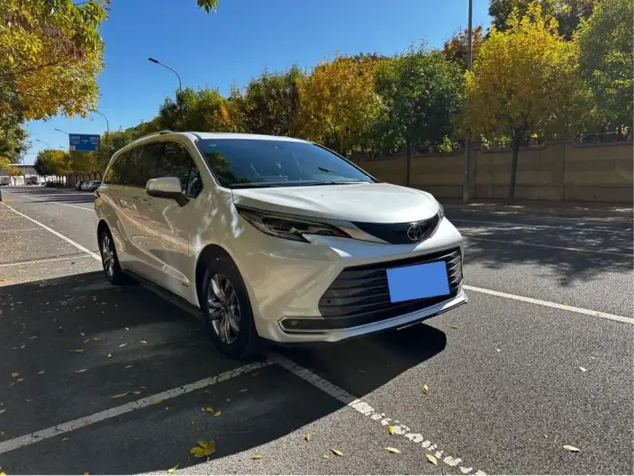 Toyota Sienna 2024 Model Hybrid 2.5L 4WD Deluxe Edition – фото 3