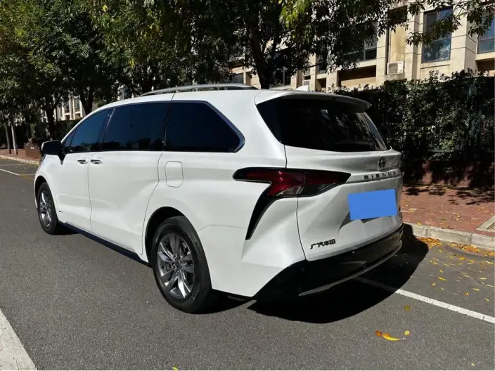 Toyota Sienna 2024 Model Hybrid 2.5L 4WD Deluxe Edition – фото 4