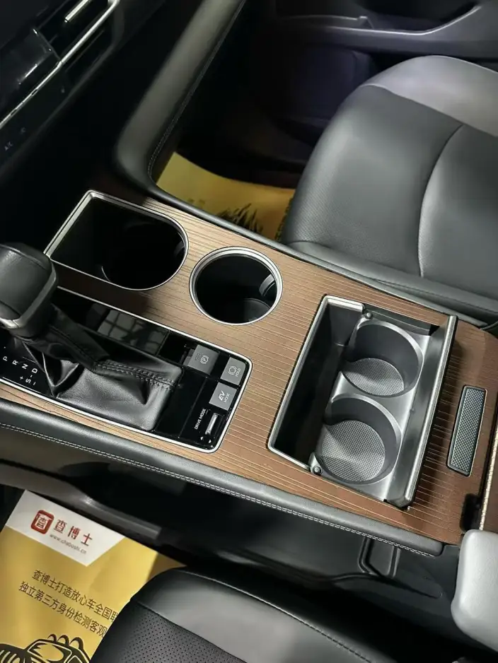 Toyota Sienna 2024 Model Hybrid 2.5L 4WD Deluxe Edition – фото 7