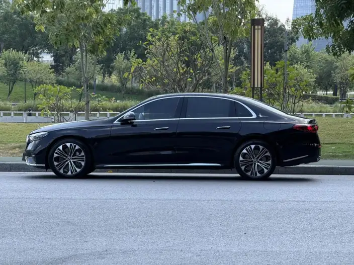 Mercedes-Benz E-Class PHEV 2024 Model E 350 e L sedan – фото 4