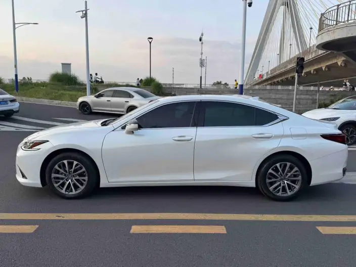 Lexus ES 2022 Model 260 Superior Edition