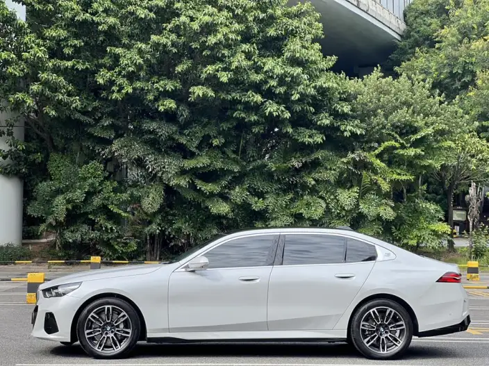 BMW 5 Series 2026 Model 530Li Leading Model M Sports Set – фото 3