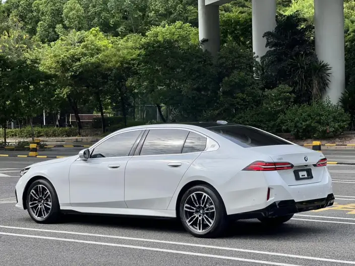 BMW 5 Series 2026 Model 530Li Leading Model M Sports Set – фото 4