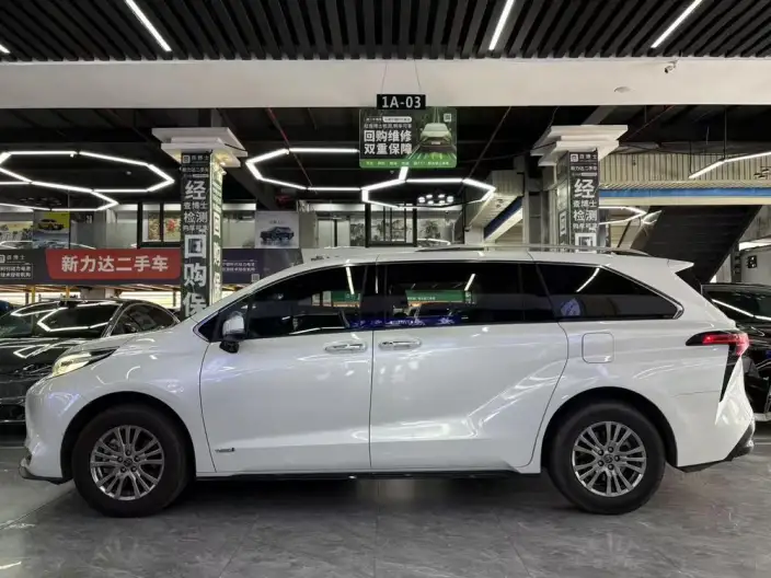 Toyota Sienna 2021 Model 2.5L Hybrid Premium Edition – фото 3