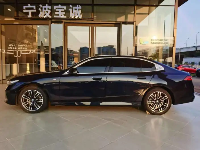 BMW 5 Series 2024 Model 525Li M Sports Set – фото 3