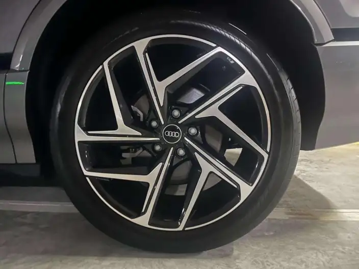AUDI Q6L e-tron 2026 Model First Edition Pilot Edition