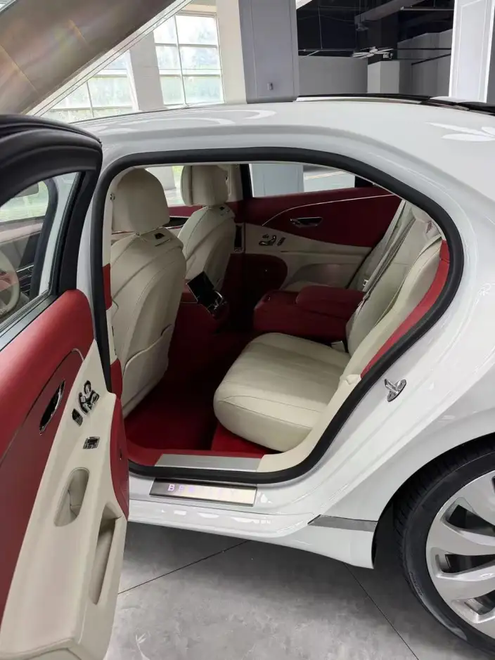 Bentley Flying Spur 2026 Model 4.0T V8 Standard Edition – фото 10