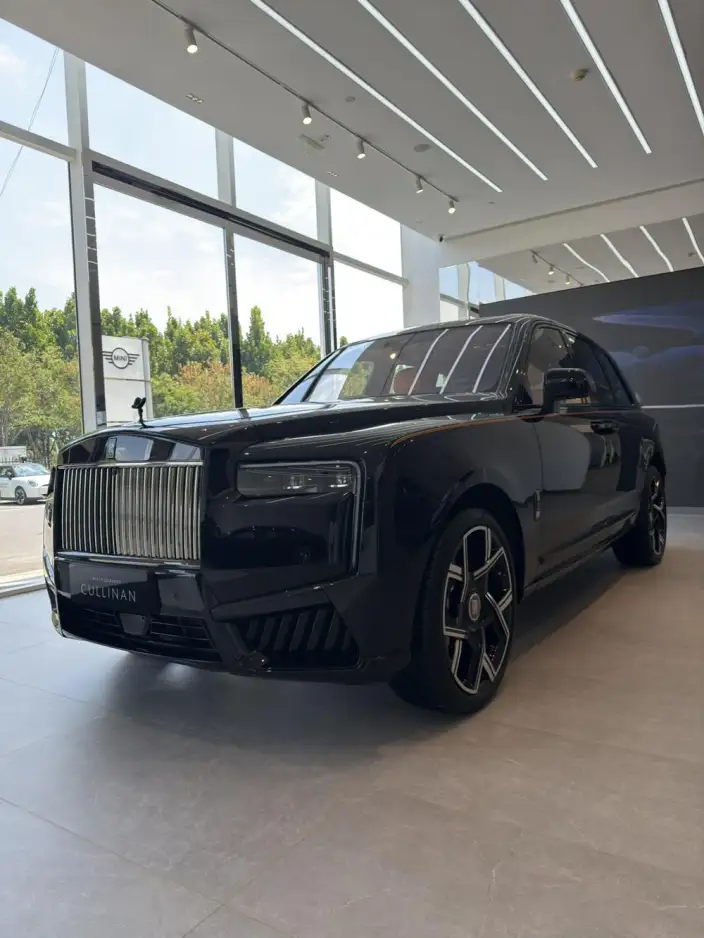 Cullinan 2026 Model Black Badge – фото 1