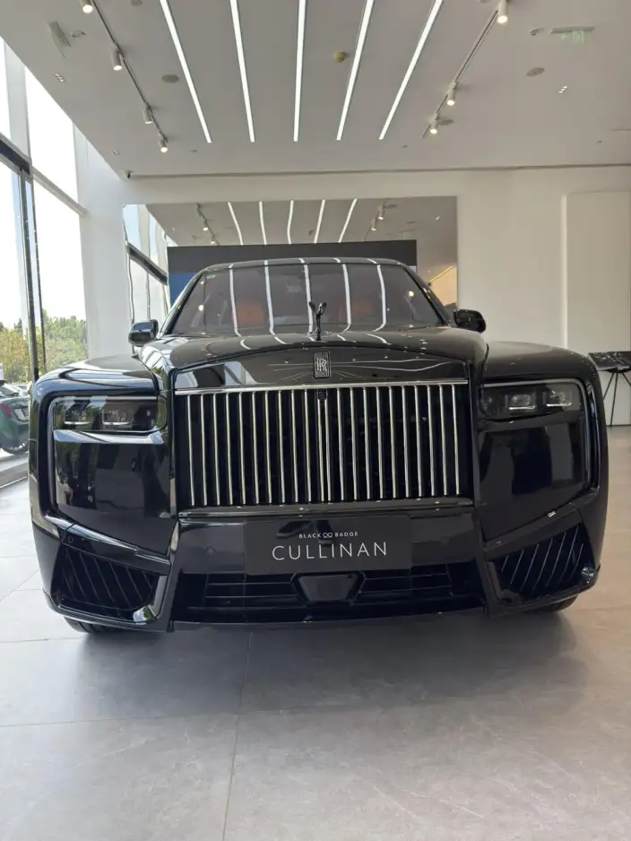 Cullinan 2026 Model Black Badge – фото 2