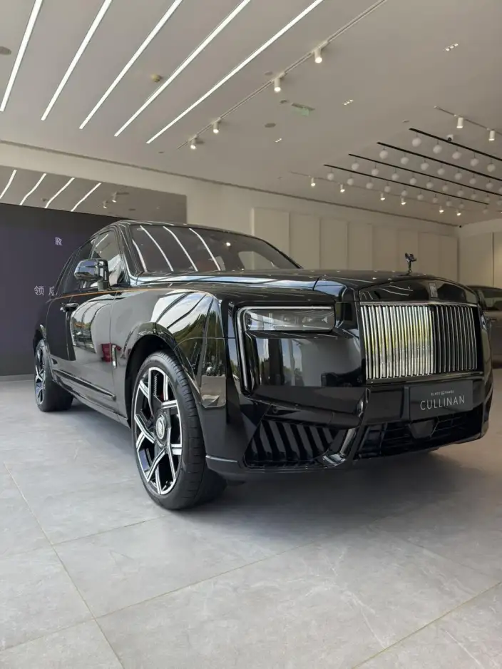 Cullinan 2026 Model Black Badge – фото 3