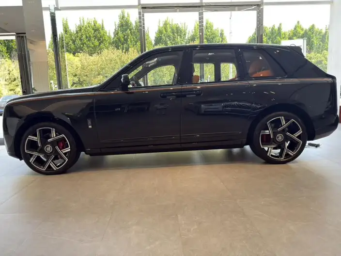 Cullinan 2026 Model Black Badge – фото 4