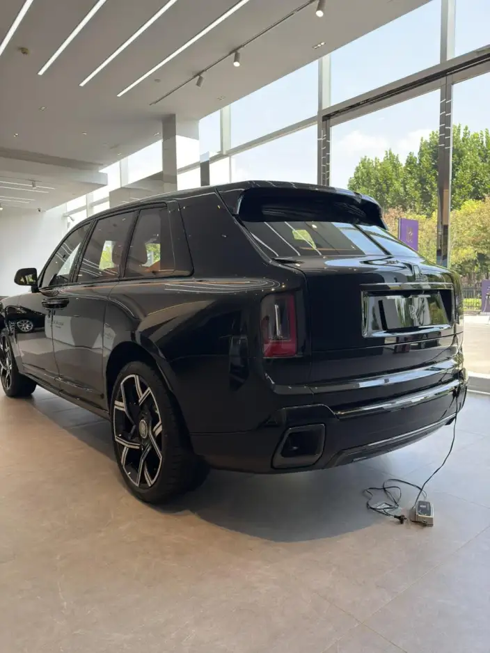 Cullinan 2026 Model Black Badge – фото 5