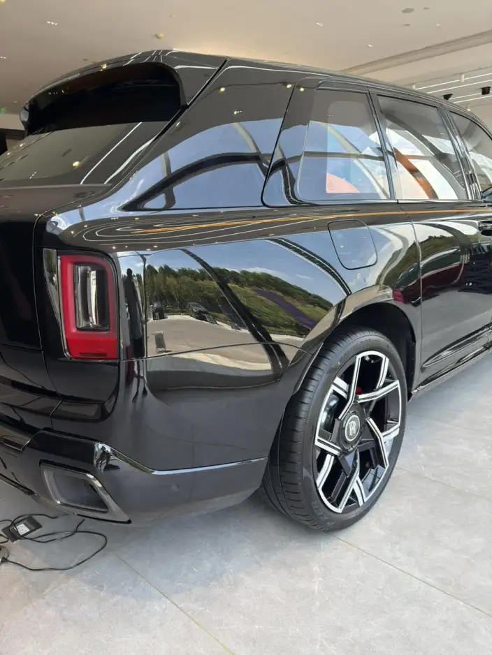 Cullinan 2026 Model Black Badge – фото 8
