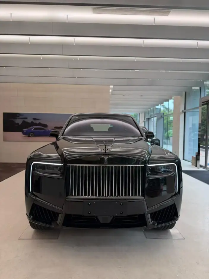 Cullinan 2026 Model Black Badge – фото 2