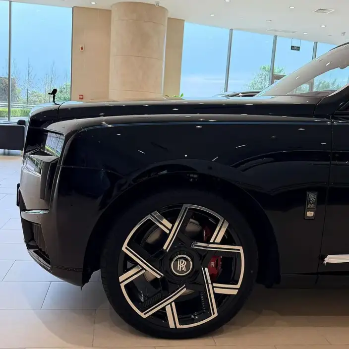Cullinan 2026 Model Black Badge – фото 3