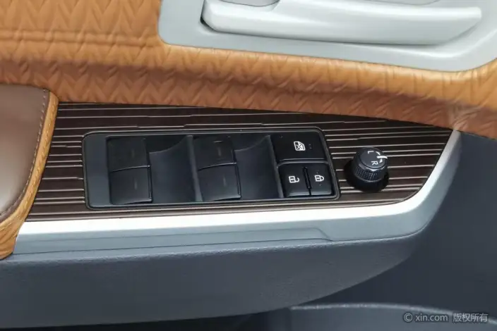 Granvia 2023 Model Intelligent Hybrid 2.5L Comfort Edition – фото 9