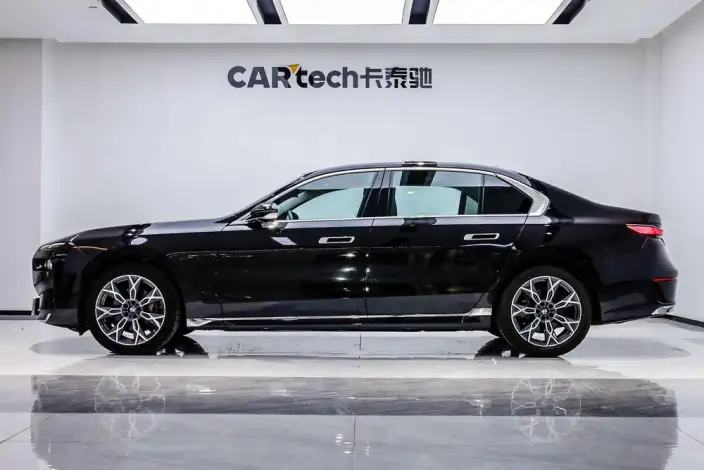 BMW 7 Series 2023 Model 735Li Luxury Set – фото 3