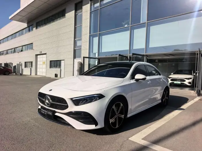 Mercedes-Benz A-class 2024 Model A 200 L Fashion Edition – фото 1