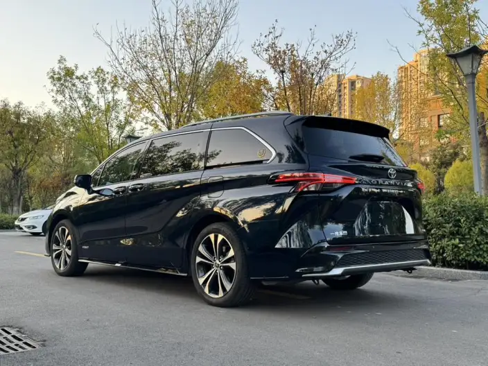Granvia 2022 Model 2.5L Hybrid Ultimate Edition – фото 4