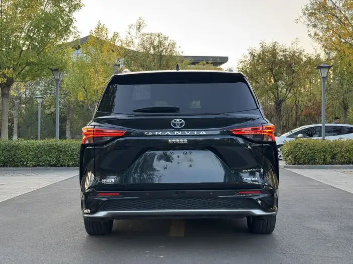 Granvia 2022 Model 2.5L Hybrid Ultimate Edition – фото 5