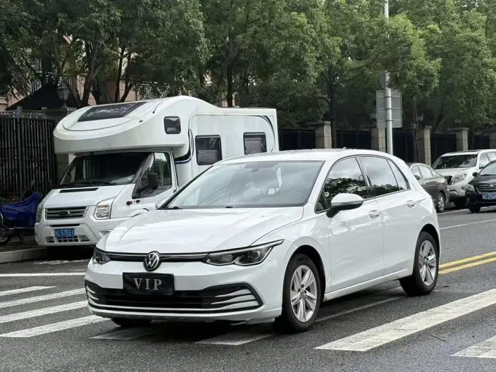 Volkswagen Golf 2023 Model 200TSI DSG – фото 1