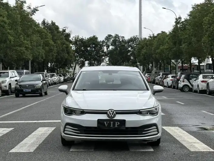 Volkswagen Golf 2023 Model 200TSI DSG – фото 2