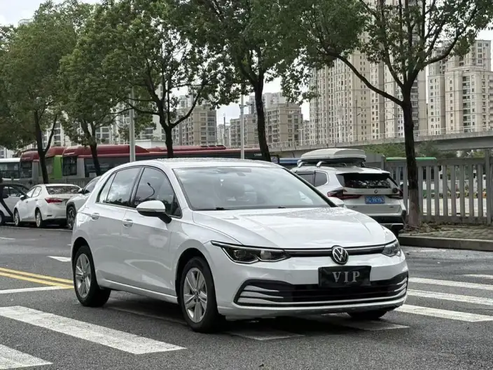 Volkswagen Golf 2023 Model 200TSI DSG – фото 3