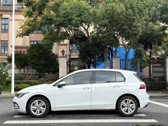 Volkswagen Golf 2023 Model 200TSI DSG – фото 4